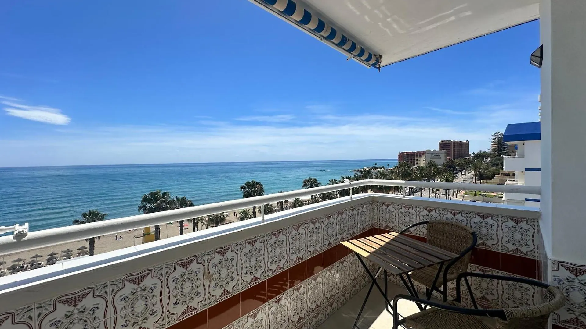First Line Apartment Sea Views With Pool And Free Parking Benalmádena