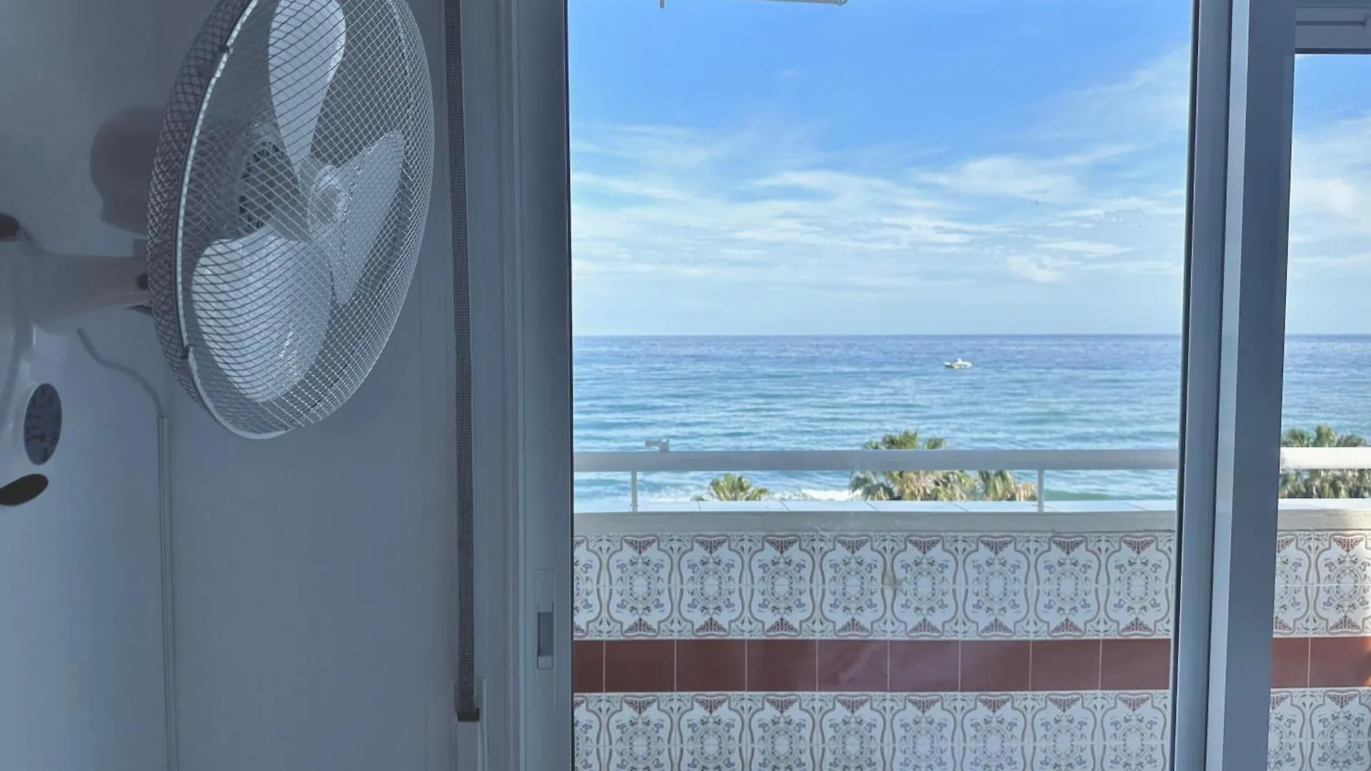 First Line Apartment Sea Views With Pool And Free Parking Benalmádena España